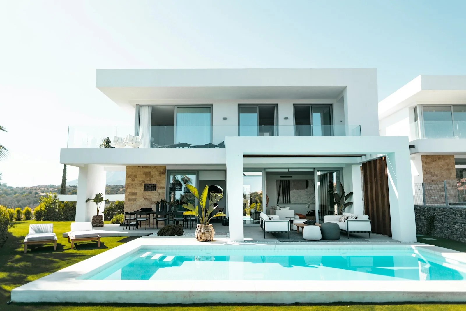 Maison contemporaine et terrasse aménagée avec piscine
