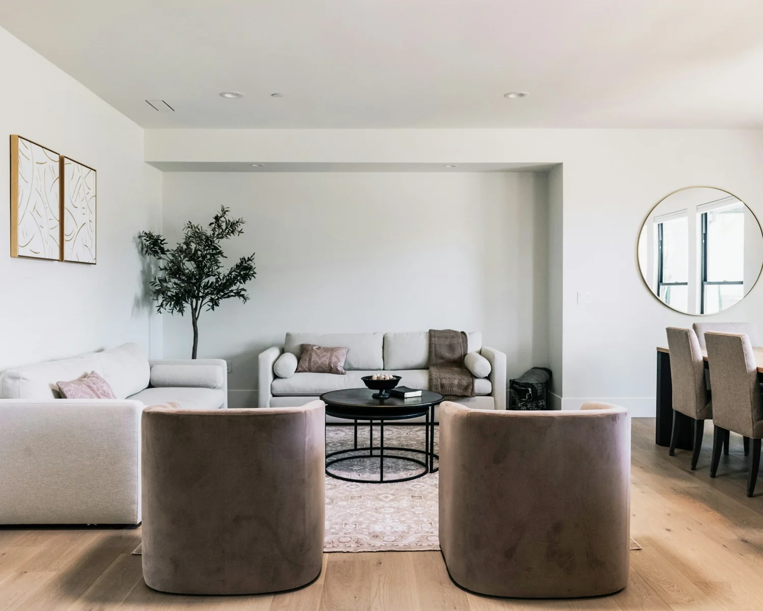 Intérieur lumineux aux fauteuils arrondis, bois clair et matières naturelles