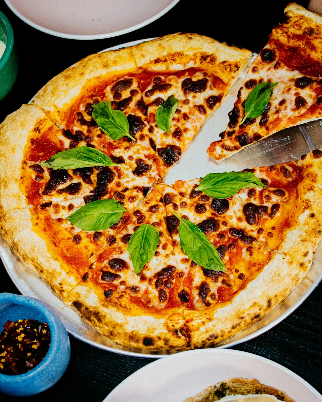 Pizza au basilic et mozzarella, tout juste servie